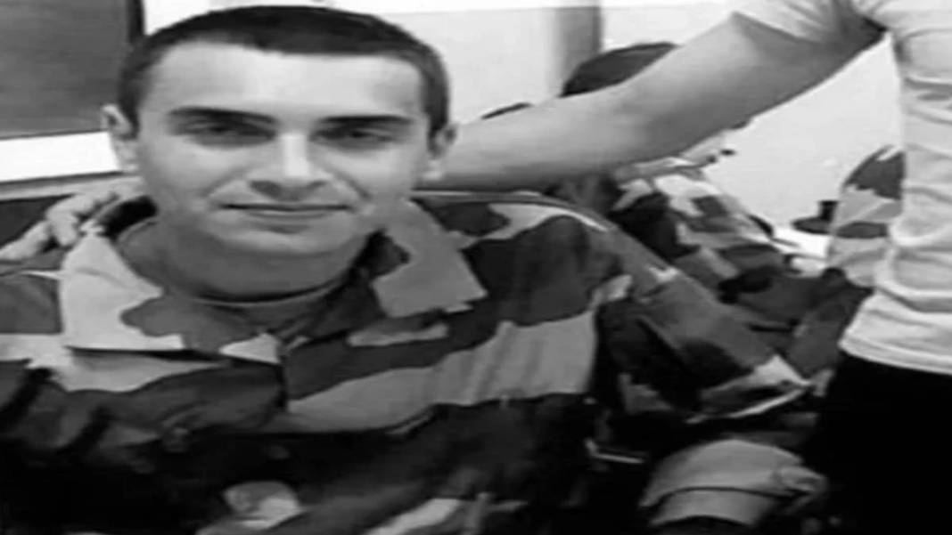 Cem Yılmaz'ın şarkıcı Ege'yle askerlik fotoğrafı sosyal medyayı salladı "babamın kazağıydı" 6